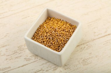 Hardal tohumu kase ahşap arka plan üzerinde