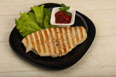 Baharatlar ve sos ızgara hindi biftek