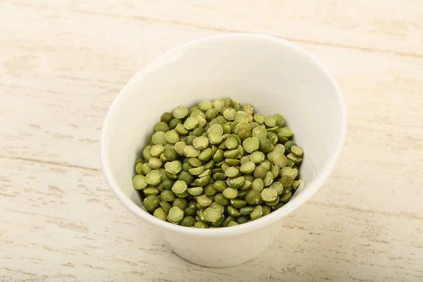 Groene Erwten Stapel Kom Houten Achtergrond — Stockfoto