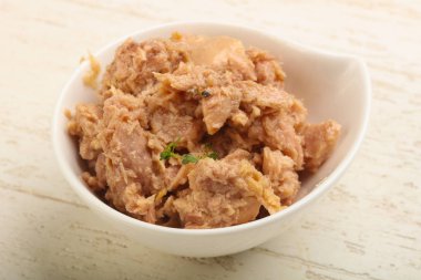 Kekik şube ve yağ ile konserve ton balığı filetosu