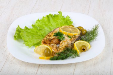 Limon ve zeytin pişmiş somon biftek
