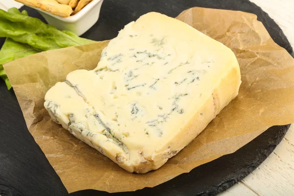 Gourmet Gorgonzola Tranche Fromage Avec Feuilles Salade Sur Fond Bois — Photo