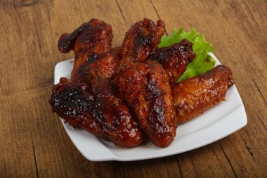 Teriyaki soslu kızarmış tavuk kanadı