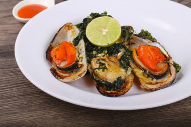 Ispanak, limon ve peynir pişmiş midye