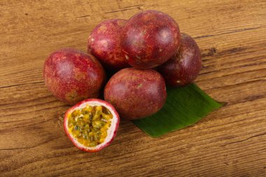 Taze sulu Maracuya - tropikal ünlü tutku meyve