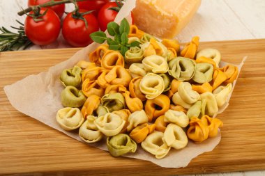 Pişmemiş makarna tortellini Fesleğenli - yemek için hazır