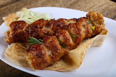 Soğan, maydanoz ve ekmek ızgara tavuk kebabı