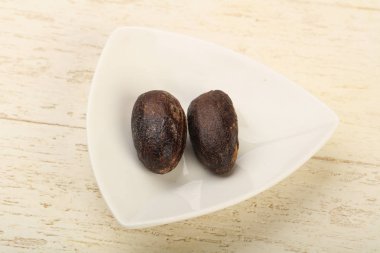 İki olgun Nutmegs ahşap arka plan mutfak kullanımı için 