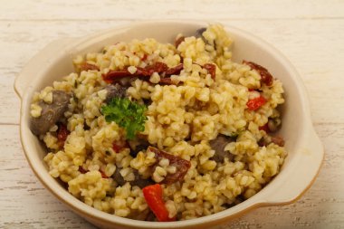 Tavuk kalbi ve kuru domatesli bulgur.