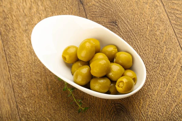 Montón Aceitunas Rellenas Tazón Sobre Fondo Madera — Foto de Stock