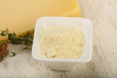 Parmesan peyniri rendesi