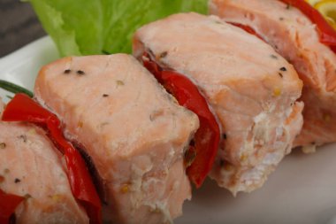 Diyet somon balığı şiş biber ve limon ile