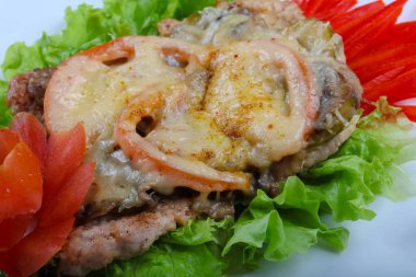 Tavuk mantar ve peynir hizmet salata yaprakları