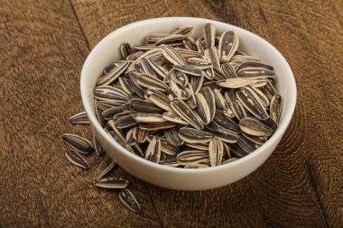 Kabın içinde ayçiçeği tohumu 