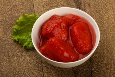 Kabın içinde soyulmuş domates