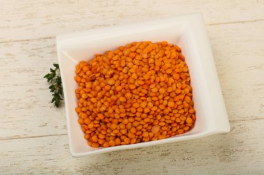 Kabın içinde portakal mercimek