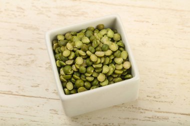 yeşil bezelyeler kasede