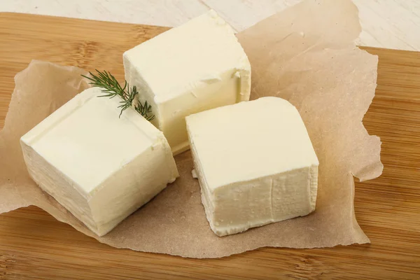 Queso Feta Tradicional Con Eneldo Sobre Fondo Madera — Foto de Stock