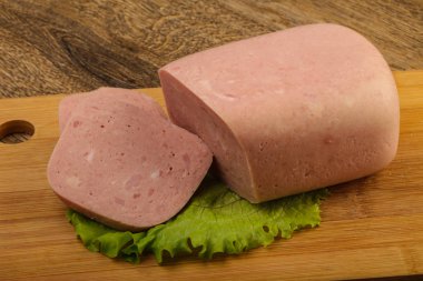 Jambon salata yaprakları üzerinde