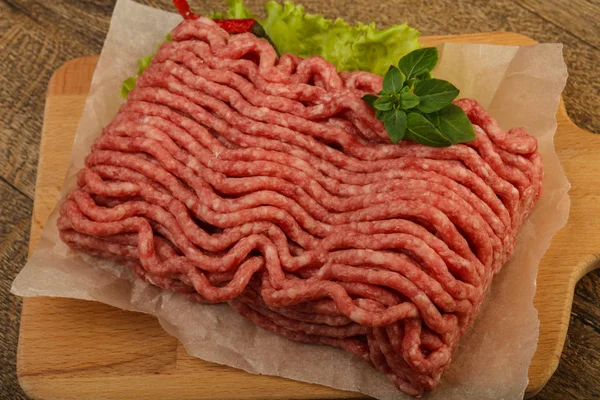 Carne Crua Carne Moída Com Folhas Manjericão Prontas Para Cozinhar — Fotografia de Stock