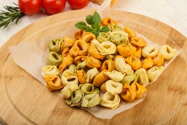 Rohe Tortellini mit Basilikum — Stockfoto