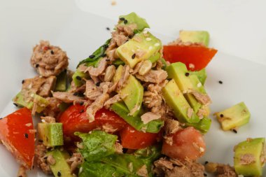 Domates soslu ton balığı ve avokado salatası.