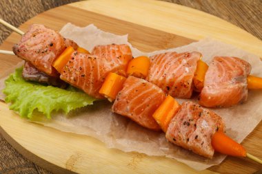 Çiğ somon şişleri