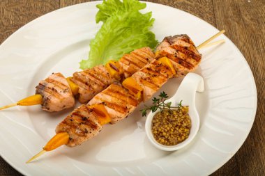 Dijon hardal soslu ızgara somon şişleri