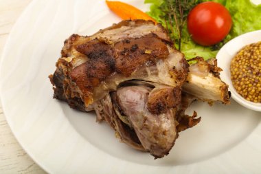 Kavrulmuş domuz diz dijon hardal sos ile
