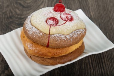 Kiraz ile lezzetli gözleme