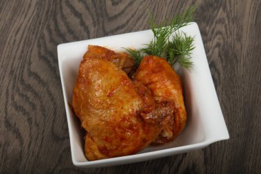 Domates soslu kızarmış tavuk uyluk