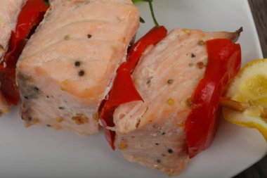Diyet somon balığı şiş biber ve limon ile