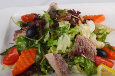 Lezzetli ton balıklı salata sebze ile
