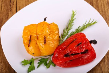 Izgara biber biberiye ve maydanoz ile