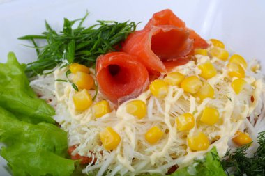 Lezzetli salata somon ve tatlı mısır