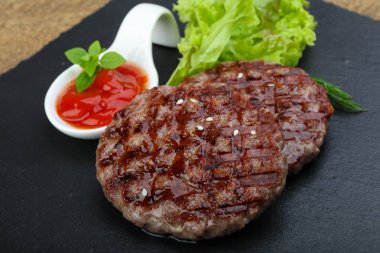 Izgara burger Beşamel sos soğan ve salata yaprakları ile
