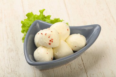 Mozzarella topları kabın içinde