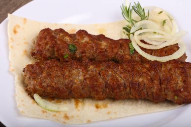 Sıcak sulu ızgara kebap soğan ve maydanoz ile