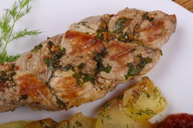 Sos ve dereotu patates pişmiş domuz eti servis