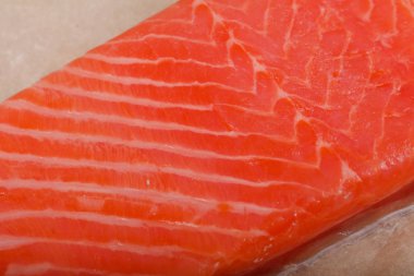 Ahşap zemin üzerine kekik ile Somon fileto