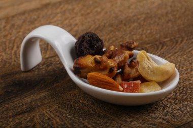 Fındık karışımı yığın kabın içinde