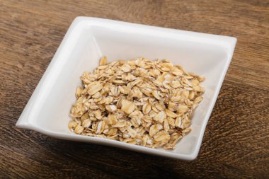 Kabın içinde çiğ yulaf ezmesi