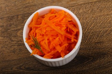 Kabın içinde rendelenmiş havuç