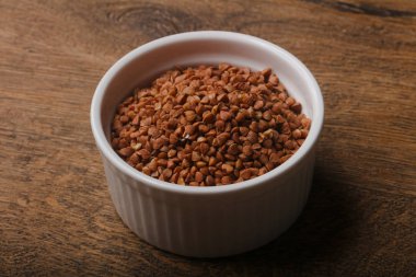 Yemek pişirmek için hazır kapta ham buğday