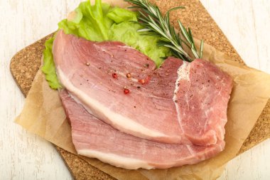 pişmemiş domuz biftek