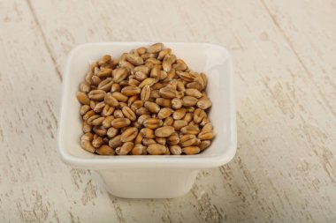 Kabın içinde buğday taneleri