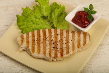 Baharatlar ve sos ızgara hindi biftek