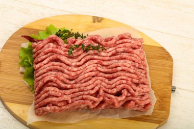 Çiğ kıyma et kekik ve acı biber ile