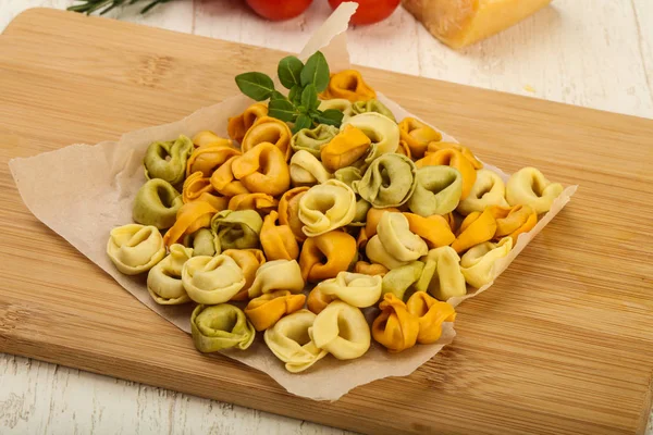 Fesleğenli ham tortellini — Stok fotoğraf