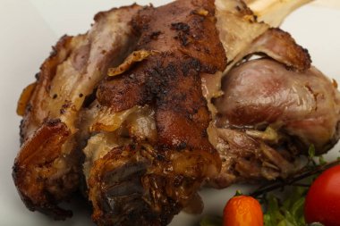 Kavrulmuş domuz diz dijon hardal sos ile